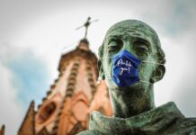 Una ciudad mexicana amanece con cubrebocas en sus estatuas monumentos