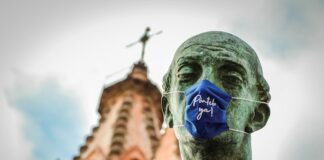 Una ciudad mexicana amanece con cubrebocas en sus estatuas monumentos