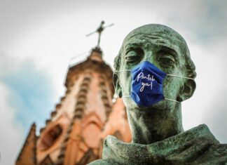 Una ciudad mexicana amanece con cubrebocas en sus estatuas monumentos