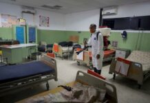 La oposición venezolana denuncia que los centros de salud están colapsados hospitales