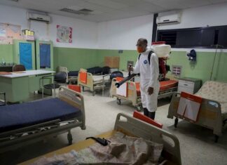 La oposición venezolana denuncia que los centros de salud están colapsados hospitales