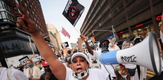 Cientos de personas velan a 175.000 muertos de COVID en una marcha neoyorquina protesta