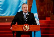 Guatemaltecos exigen la renuncia a su presidente por el manejo de la pandemia Alejandro Giammattei