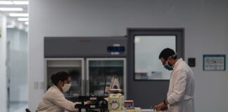 Vacunas se abren paso en América Latina con tres países en top de contagios laboratorio
