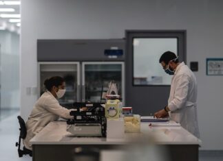 Vacunas se abren paso en América Latina con tres países en top de contagios laboratorio