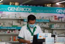 Farmacéuticos mexicanos reclaman sana distancia para evitar rebrote de covid Farmacias