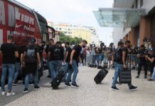 El Atlético de Madrid, ya en Lisboa tras una discreta bienvenida