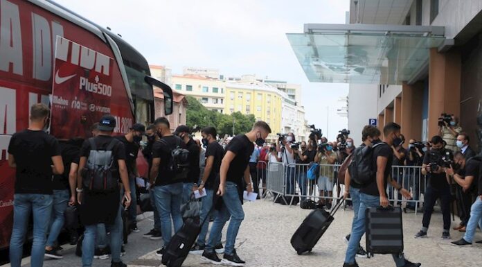 El Atlético de Madrid, ya en Lisboa tras una discreta bienvenida