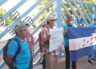 Empleados de CONAPID en protesta porque se les adeudada dos meses de salario