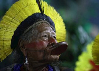 El histórico cacique indígena Raoni, hospitalizado con COVID-19 en Brasil