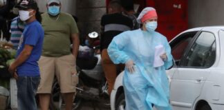 El virus de la COVID-19 flota «vivo» en el aire y contagia a más distancia