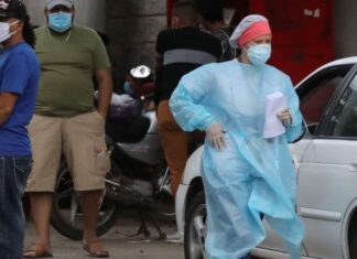 El virus de la COVID-19 flota «vivo» en el aire y contagia a más distancia