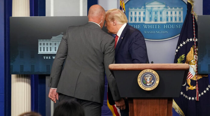 Sacan a Trump de una rueda de prensa por un tiroteo junto a la Casa Blanca donald trump