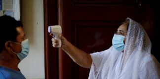 Los feligreses salvadoreños regresan a los templos tras meses de ausencia