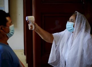 Los feligreses salvadoreños regresan a los templos tras meses de ausencia