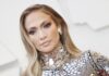 Jennifer López se prepara para lanzar su línea de cosméticos de JLo Beauty
