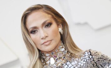Jennifer López se prepara para lanzar su línea de cosméticos de JLo Beauty