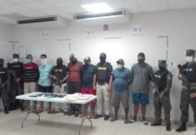 ATIC traslada a seis tripulantes de bote pesquero capturados con supuesta cocaína