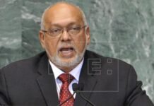 Presidente de Guyana insinúa que admitirá derrota pero no descarta demanda