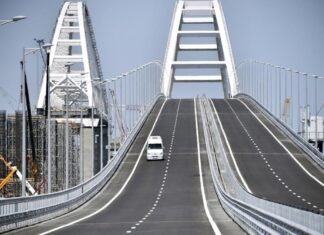 Putin inaugura la principal autopista de Crimea