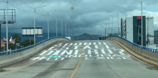 Inmenso rotulo sobre puente a desnivel en bulevar Suyapa exige transparencia en compras durante pandemia