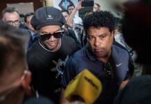 Ronaldinho partió rumbo a Brasil tras casi medio año detenido en Paraguay