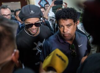 Ronaldinho partió rumbo a Brasil tras casi medio año detenido en Paraguay