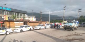 Taxistas se toman carretera al norte, exigiendo a las autoridades que los dejen trabajar