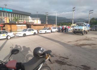 Taxistas se toman carretera al norte, exigiendo a las autoridades que los dejen trabajar