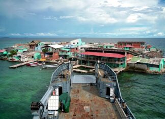 Armada colombiana entrega donación a la isla más densamente poblada del mundo Santa Cruz del Islote (Colombia).