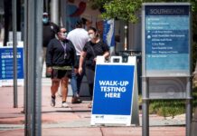 Trump impulsa más ayudas por la pandemia, bajo el temor de un repunte escolar