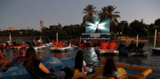 Israel inaugura un cine flotante adaptado a las restricciones por la pandemia
