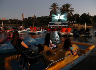 Israel inaugura un cine flotante adaptado a las restricciones por la pandemia
