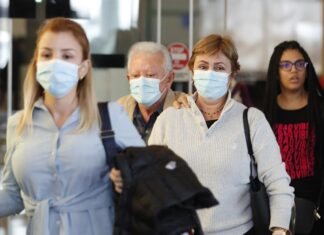 España registra nuevo máximo diario de casos de covid, 25.595, y 239 muertos