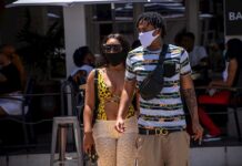 Las muertes y los casos diarios por COVID-19 bajan en Florida