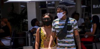 Las muertes y los casos diarios por COVID-19 bajan en Florida