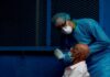 Panamá sobrepasa los 75.000 casos y acumula 1.664 muertes por la COVID-19 Personal médico realiza pruebas