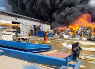 Gigantesco incendio afecta una fábrica de plásticos en EE.UU.