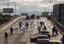 La oposición en caravana llegan a remarcar el rótulo ¿DONDE ESTÁ EL DINERO? en el bulevar Suyapa donde esta el dinero