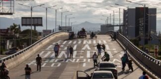 La oposición en caravana llegan a remarcar el rótulo ¿DONDE ESTÁ EL DINERO? en el bulevar Suyapa donde esta el dinero