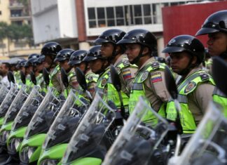Policía mata a dos personas en estación de televisión venezolana