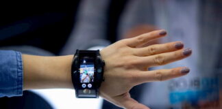 Pulsera inteligente garantiza mantener distancia social en lugares públicos