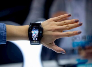 Pulsera inteligente garantiza mantener distancia social en lugares públicos