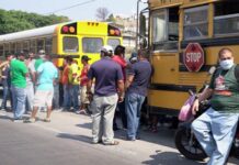 Transportistas se toma la carretera CA-5, piden un bono de combustible para reiniciar sus labores