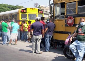 Transportistas se toma la carretera CA-5, piden un bono de combustible para reiniciar sus labores