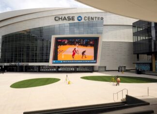 Edificios de EE.UU. se iluminarán de rojo por la industria del entretenimiento Chase Center
