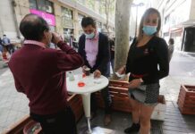 Chile reabre sus «cafés con piernas» tras pandemia y pese a quejas feministas café con piernas