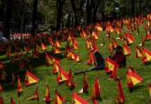Realizan emotivo homenaje a víctimas del coronavirus en España españa covid