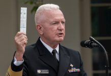 Trump anuncia plan para distribuir 150 millones de tests rápidos de COVID-19 Brett Giroir