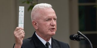 Trump anuncia plan para distribuir 150 millones de tests rápidos de COVID-19 Brett Giroir